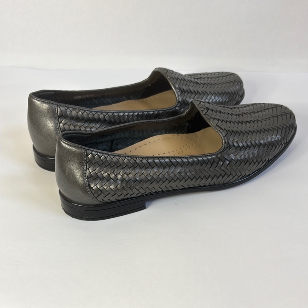 FINAL! NWOT! Trotters Silver Metallic Woven Leather Loafers - Picture 4 of 9